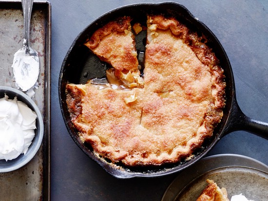 Быстрый пирог с яблоками на сковороде