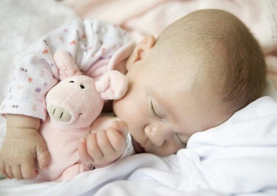 Как приучить малыша спать в своей кровати