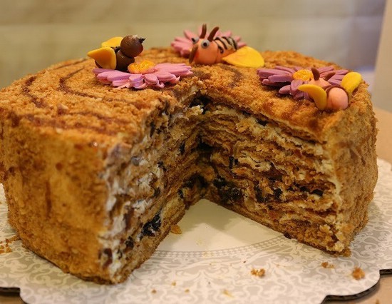 Медовик с черносливом | Рецепт | Торт со сгущенкой, Торт, Рецепты тортов