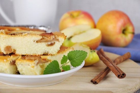 Быстрый пирог с творогом и яблоками