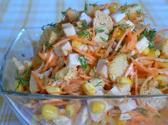 Салат с копченой колбасой, морковью и сухариками