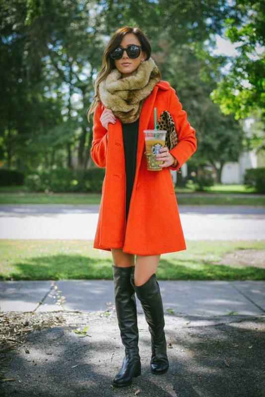 Пальто оранжевого цвета