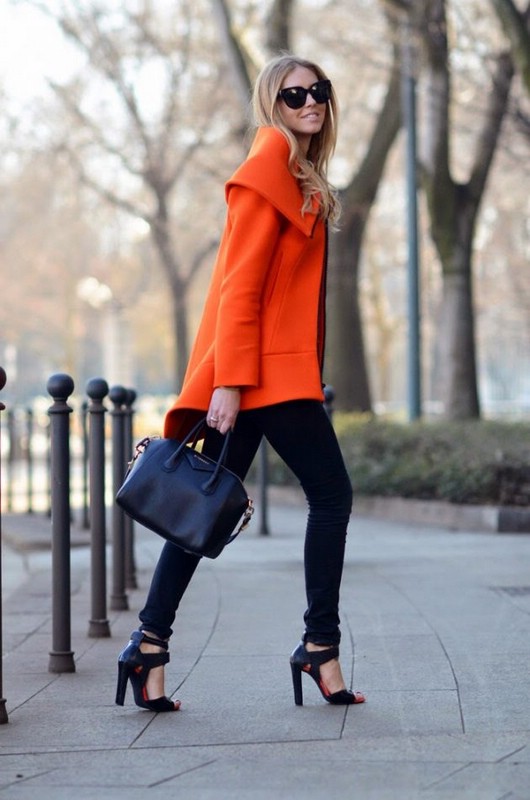 Пальто оранжевого цвета