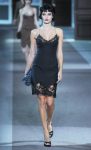 Платье на тонких бретельках на показе Louis Vuitton