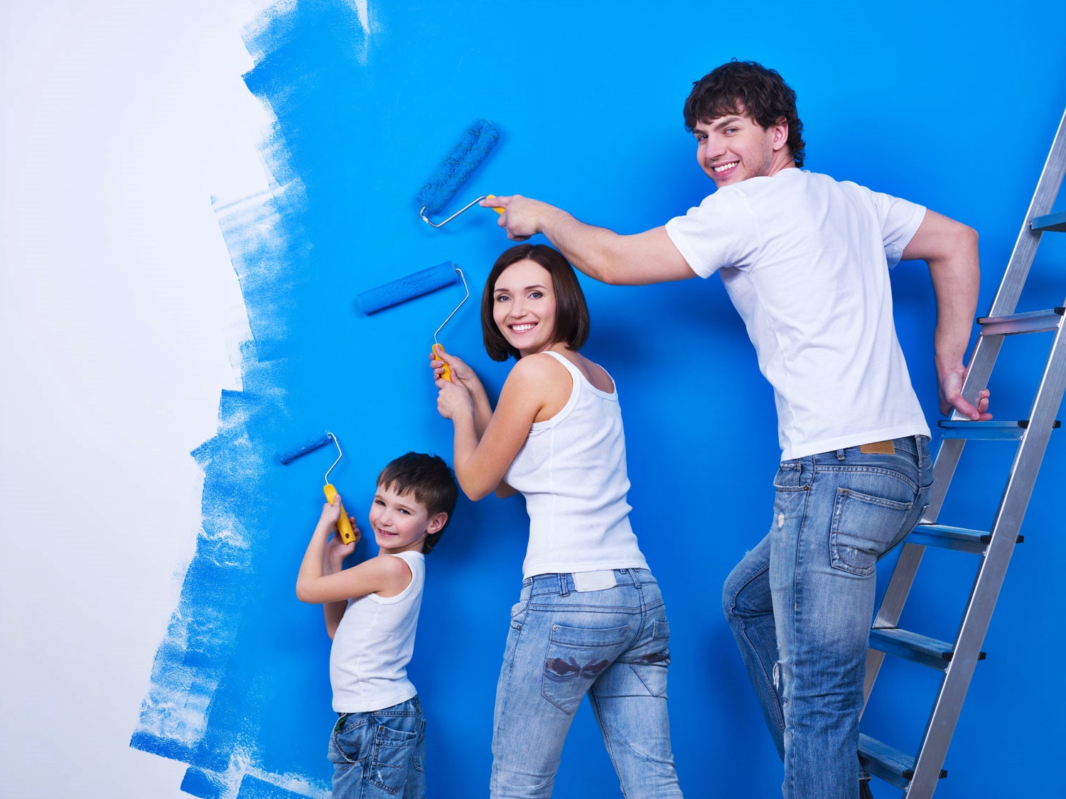 Дети мечтают о семье. Люди делают ремонт. Фотосессия ремонт. Человек красит стену. Счастливая семья в квартире.