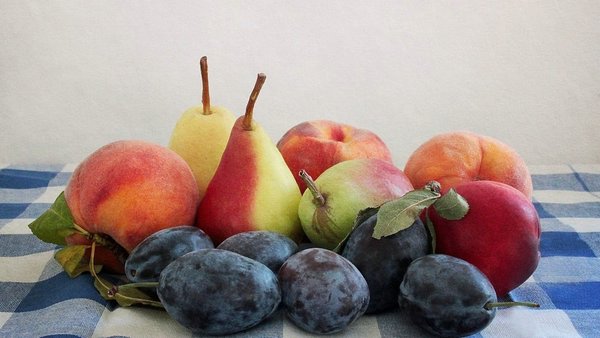 Яблоки, персики, груши и сливы