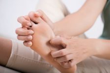 Зуд ступней ног: 10 распространенных причин и что делать