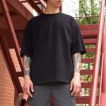 Черные футболки: одна из главных составляющих мужского гардероба