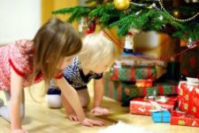 Сладкие детские новогодние подарки: вкусные сюрпризы в удобной упаковке