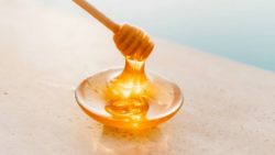Как использовать мед для лица: польза и домашние рецепты